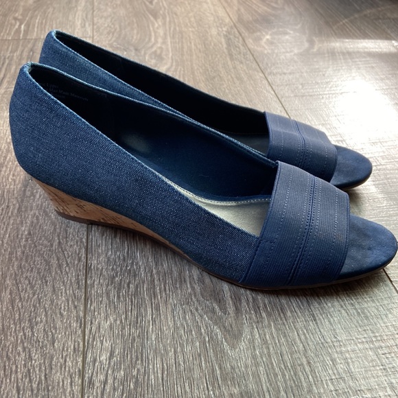 Coach and Four women’s size 9 wedge open-toe shoes, great condition! - Picture 2 of 7